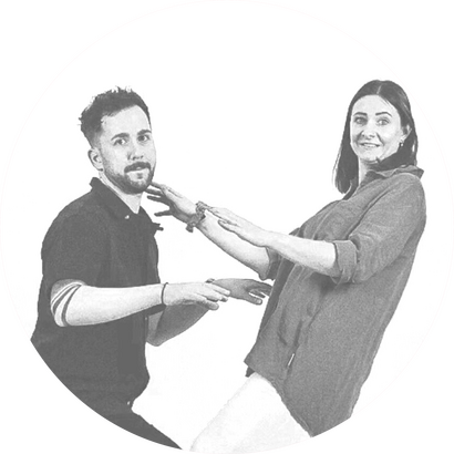 Emma Media Teamfoto – Almut & Robert Porträt von Almut und Robert von Emma Media mit Augenzwinkern und Teamdynamik im Bild